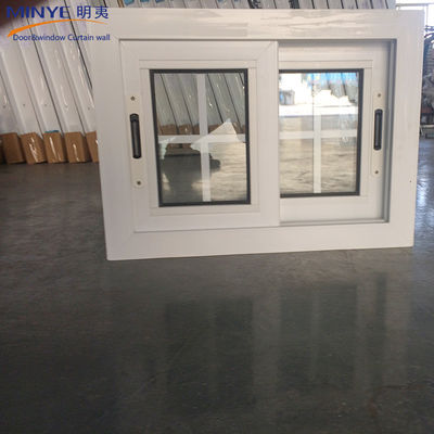 Petite fenêtre coulissante en PVC dans un style de conception moderne avec un motif d'ouverture horizontale