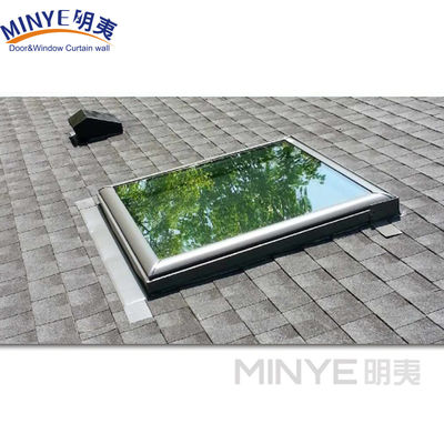 Lumière de toit en aluminium à ouverture ventilée avec style swing ouvert et écran en fibre de verre