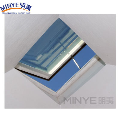 Lumière de toit en aluminium à ouverture ventilée avec style swing ouvert et écran en fibre de verre