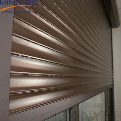 Industrie hôtelière Porte de garage électrique à profil d'aluminium avec méthode d'ouverture par traction en roulement
