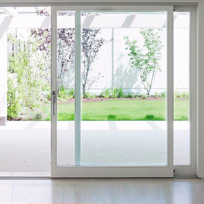 Projet de rénovation d'une porte d'entrée en PVC coulissante.