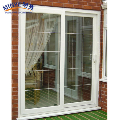 Porte coulissante en verre trempé à faible teneur en E avec grille pour des tailles personnalisées et un étanchéité supérieure