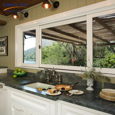 Vitres coulissantes intérieures de villa avec grand panneau en aluminium et ouverture horizontale