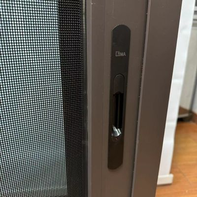 Économie d'énergie fenêtre coulissante en aluminium imperméable à l'eau avec garde-corps et grille
