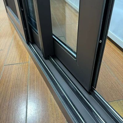 Économie d'énergie fenêtre coulissante en aluminium imperméable à l'eau avec garde-corps et grille