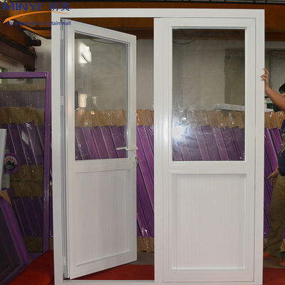 Porte en aluminium à double vitrage.