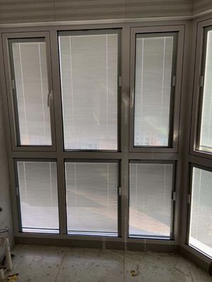 Taille personnalisée Porte coulissante en aluminium et fenêtres avec stores intégrés dans le style français