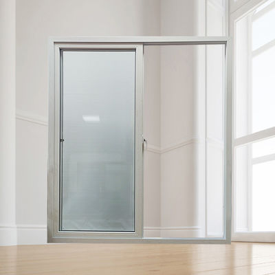 Porte coulissante en UPVC haute résistance avec un bon scellement et des matériaux respectueux de l'environnement