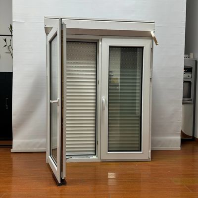 Fenêtre en PVC avec moustiquaire en fibre de verre et stores
