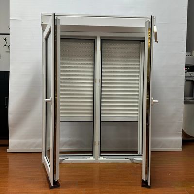 Fenêtre en PVC avec moustiquaire en fibre de verre et stores