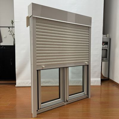 Fenêtre en PVC avec moustiquaire en fibre de verre et stores