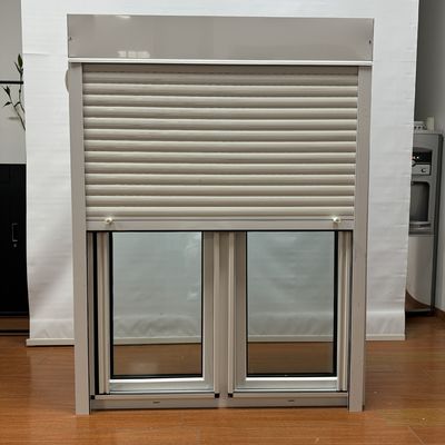 Fenêtre en PVC avec moustiquaire en fibre de verre et stores