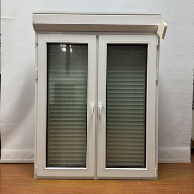 Fenêtre en PVC avec moustiquaire en fibre de verre et stores