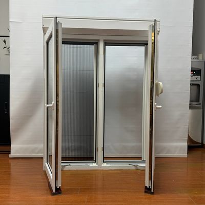 Fenêtre en PVC avec moustiquaire en fibre de verre et stores