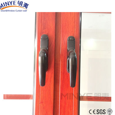 fenêtres en aluminium de maison moderne avec double vitrage et design de gril
