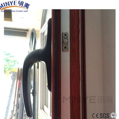 fenêtres en aluminium de maison moderne avec double vitrage et design de gril