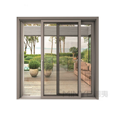 Des portes en verre et en aluminium modernes et fonctionnelles pour les maisons doivent avoir une entrée avant