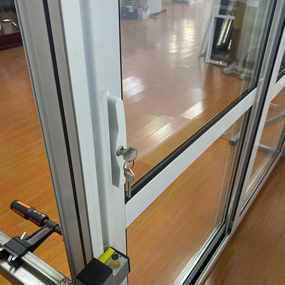 Des portes en verre et en aluminium modernes et fonctionnelles pour les maisons doivent avoir une entrée avant