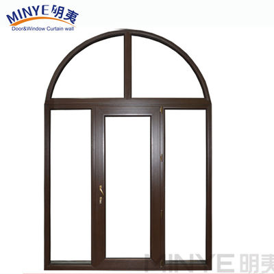 Fenêtres en aluminium avec cadre en bois et motif d'ouverture horizontale dans le design moderne