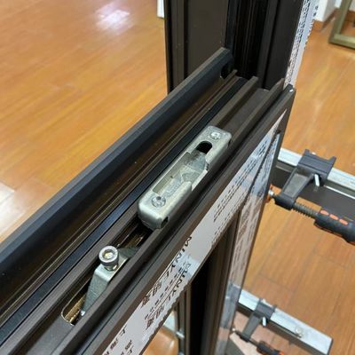 Porte en verre minimaliste avec fenêtre en aluminium à double feuille