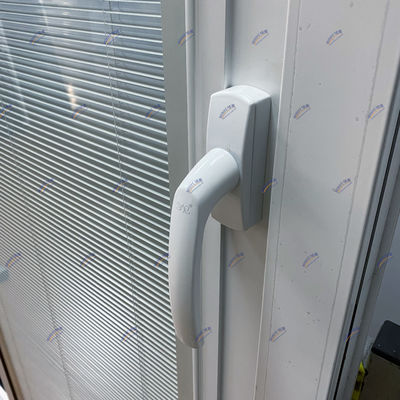Porte coulissante avec fermeture automatique et stores en verre