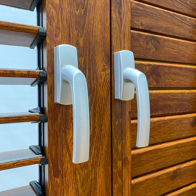 fenêtre de volet en aluminium à ouverture horizontale personnalisée avec finition en grain de bois