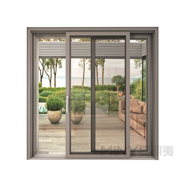 Des portes en verre et en aluminium modernes et fonctionnelles pour les maisons doivent avoir une entrée avant
